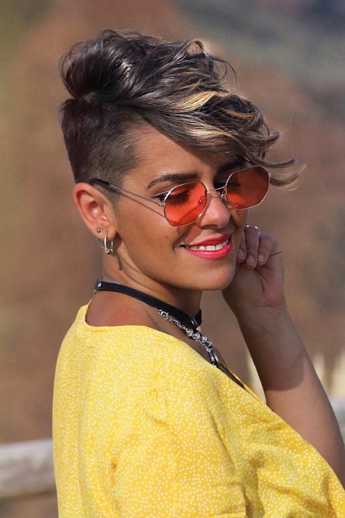 Asymmetrical Wavy Pixie With Shaved Side #asymmetricalpixiecuts #asymmetricalpixie #pixie