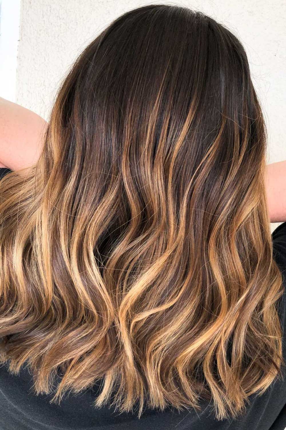 Here golden tones were used to paint subtle patches on dark hair