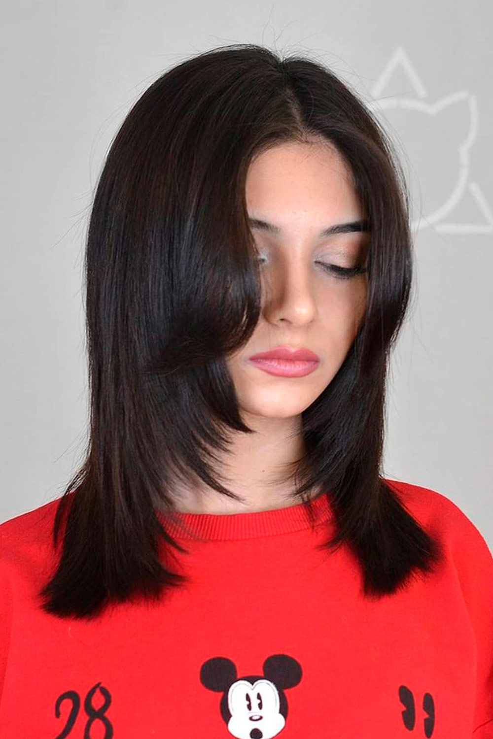 These are strands of hair that fall effortlessly in the front of a face in layers, to highlight the person’s facial features, hence the name face-framing