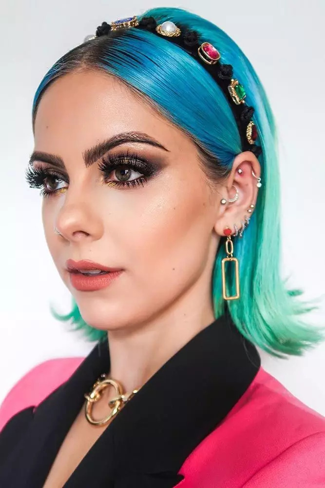 Center Parted Bob With A Hair Hoop For Round Faces