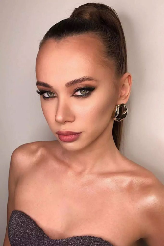 Sleek High Pony Hairstyles For Round Faces 