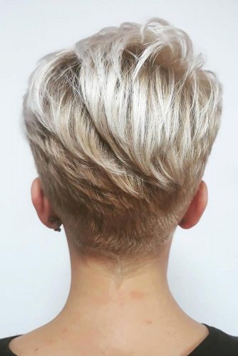 Icy Blonde Pixie Hairstyle #shorthair #shorthairstyles #hairstyles #pixiehaircut #icyblondehair