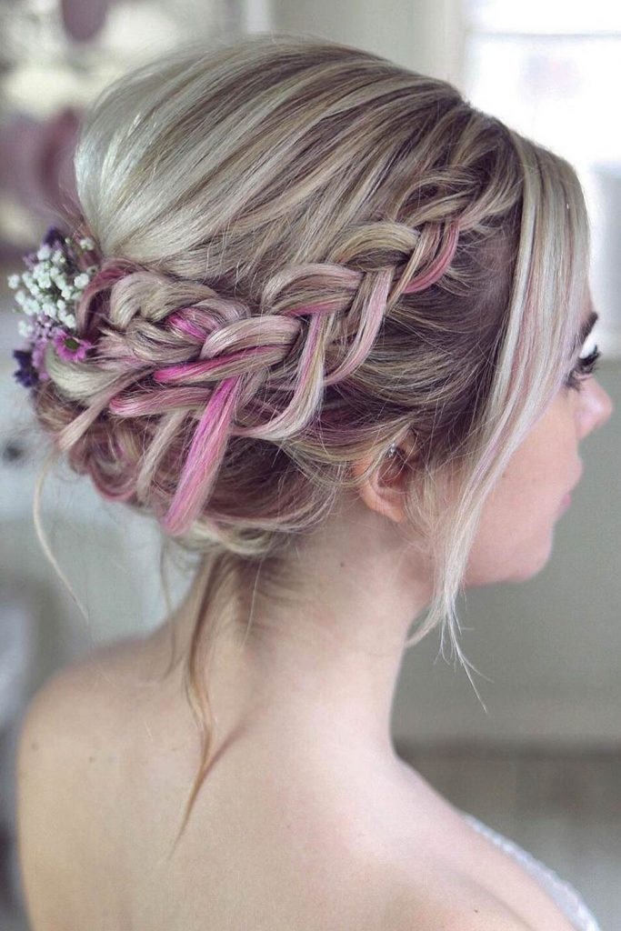 A bright shade, for example, is enough to make your simple style appear more extraordinary.