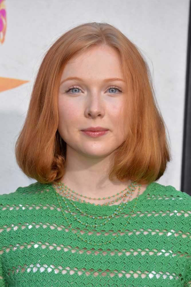 Middle Length Straight Reddish Hair Mid Parted Bob Cut Molly Quinn: Blunt Bob With Curved Ends